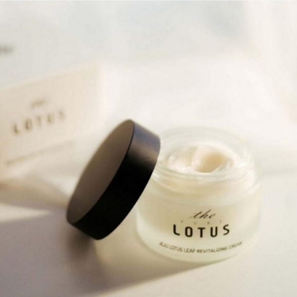 THE PURE LOTUS Jeju Lotus Leaf Revitalizing Cream - 50ml - Picture 1 of 6